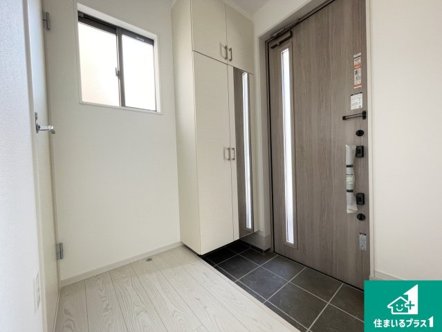 大津市雄琴　第1期　新築一戸建ての玄関|シューズボックスにはたくさんの靴が収納できるので玄関周りはいつもスッキリ！ご家族が増えても安心！