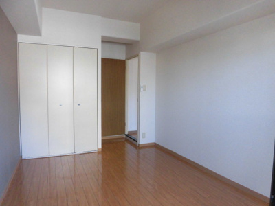 【居間・リビング】 | JMRレジデンス新大阪(旧メロディハイム新大阪) | 外の光が差し込む明るいお部屋です