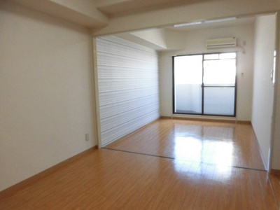 【居間・リビング】 | JMRレジデンス新大阪(旧メロディハイム新大阪) | 広々としたリビングです