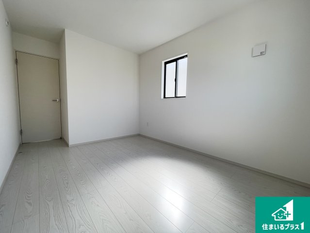 大津市雄琴　第1期　新築一戸建ての洋室|シンプルな洋室は、自分好みのインテリアが楽しめます♪ご家族とインテリアや家具を選びに行くのは新築購入時の醍醐味の一つです。ぜひお楽しみください♪