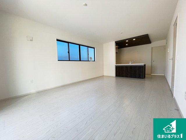 大津市雄琴　第1期　新築一戸建ての居間・リビング|周辺は落ち着いた街並みの住宅地！子育てがしやすい住環境です！まだ未完成ですが、現地でしかわからない事もございます。是非一度ご覧ください。