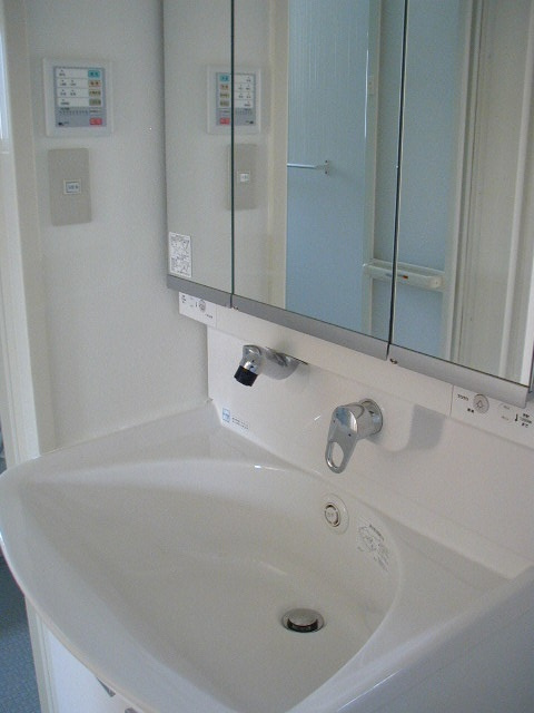 ＱＵＡＴＲＥ　ＳＡＩＳＯＮＳ　宮崎台Ｆ棟の洗面所