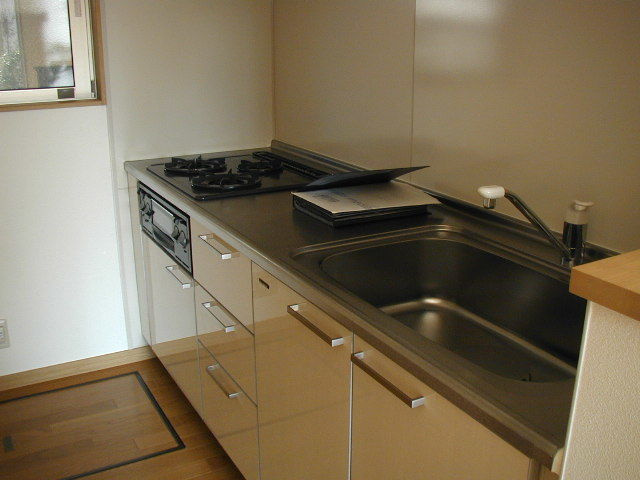 ＱＵＡＴＲＥ　ＳＡＩＳＯＮＳ　宮崎台Ｆ棟のキッチン