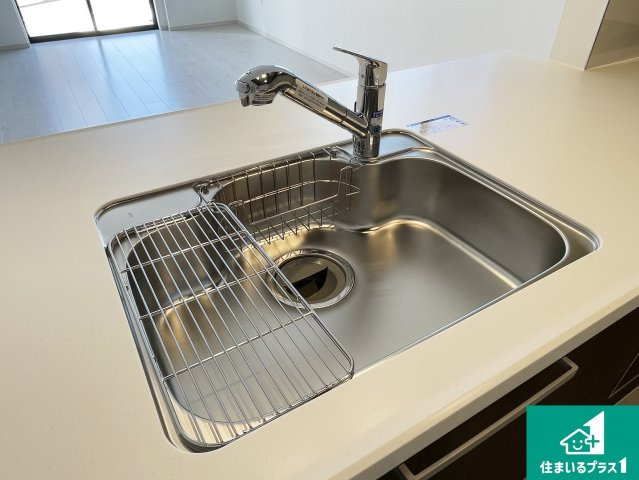 大津市雄琴　第1期　新築一戸建てのその他|蛇口の先端に浄水器を内蔵しています！原水と浄水、お湯と冷水、シャワーの切替えがワンタッチなので用途によって使い分けられます。