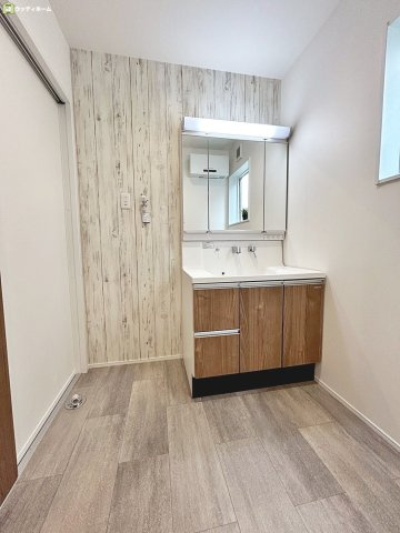 越谷市宮前1丁目　新築一戸建ての独立洗面台