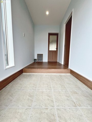 越谷市宮前1丁目　新築一戸建ての玄関