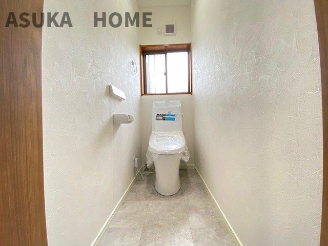 横浜市緑区上山3丁目のトイレ|温水洗浄便座のトイレ設備です。奥行きの有るゆったりしたスペースのトイレ空間です。