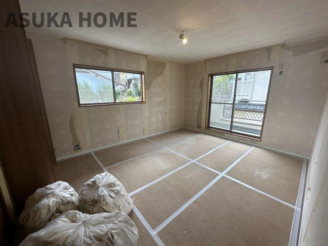 横浜市緑区上山3丁目の洋室|大きな窓からたっぷりの日差しが降り注ぐ明るい室内です。目覚めの良い朝を迎えられそうですね。