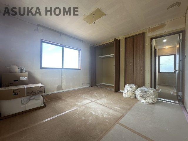 横浜市緑区上山3丁目の洋室|プライバシーを重視する空間に適した開き戸のお部屋です。仕事や勉強がはかどりそうです。