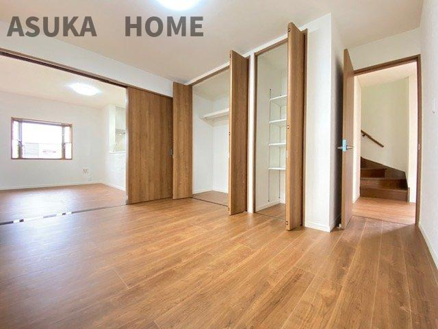 横浜市緑区上山3丁目の洋室|縁側に面した過ごしやすいリビング横のお部屋です。稼働棚の収納付きなので、ストック品の収納にも◎