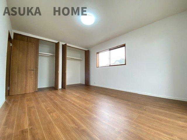 横浜市緑区上山3丁目の洋室|居室にはたっぷり収納できるクローゼットがあるのでお部屋をスッキリ使えますね。