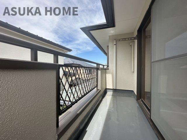 横浜市緑区上山3丁目のバルコニー|南向きで陽当りの良いバルコニーは、風通りも良く洗濯物の渇きも早く家事の時短にもなりますよ。