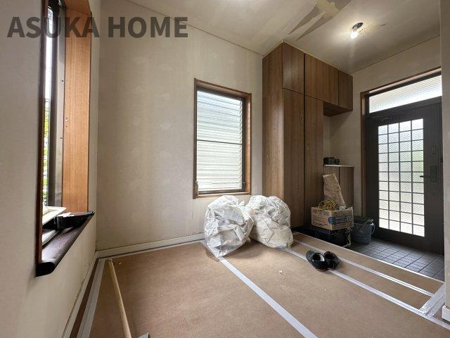 横浜市緑区上山3丁目の玄関|3面採光の明るい広々とした玄関ホールです。見通しのよい玄関は道路からも良く見えるので防犯面も安心です