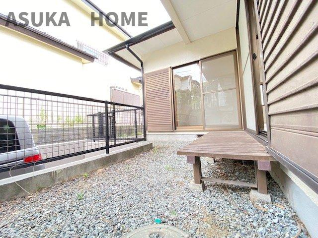 横浜市緑区上山3丁目の庭|リビングに面した広々とした縁側です。夕涼みに◎家族みんなでゆったり団らんできそうです。

