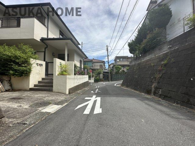 横浜市緑区上山3丁目の前面道路含む現地写真|車通りが少ない閑静な住宅街。道路幅もしっかりあるので駐車しやすいです。