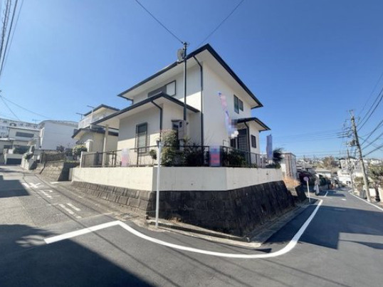 横浜市緑区上山3丁目の前面道路含む現地写真|南東、北東公道に面しており、角地になります。