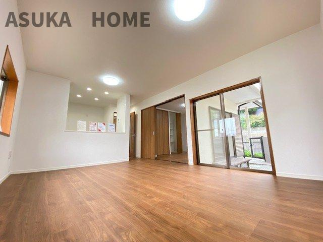 横浜市緑区上山3丁目の居間・リビング|LDKと隣接した洋室は、リビングを広く使う事もできるので汎用性が高い間取りになってます。