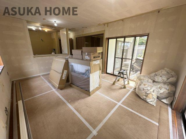 横浜市緑区上山3丁目の居間・リビング|リビングは3面採光で、日当り・風通しが良く過ごしやすそうです。