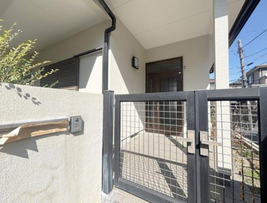 横浜市緑区上山3丁目の玄関|玄関付近の様子になります。玄関ドアまで門があります。