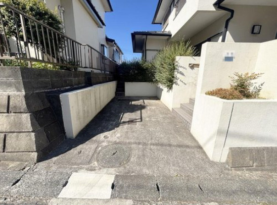 横浜市緑区上山3丁目のその他|駐車場になります。１台分ゆったりしてますね。