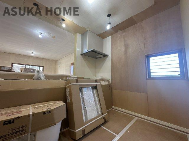 横浜市緑区上山3丁目のキッチン|キッチンは窓付きなので換気もバッチリです。