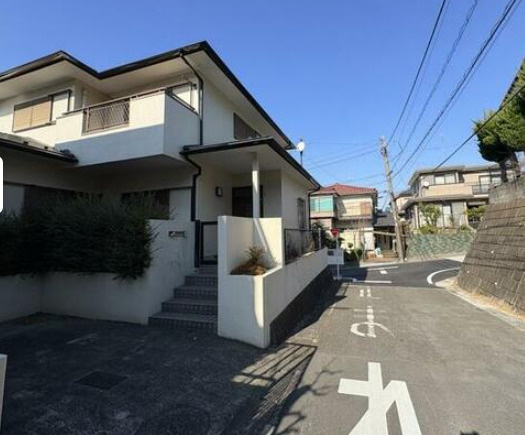 横浜市緑区上山3丁目の前面道路含む現地写真|敷地がゆったりしていて、生活にもゆとりが出ますね。