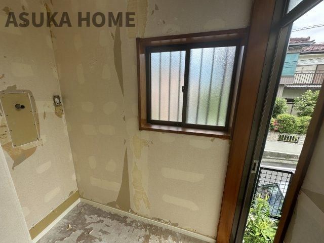 横浜市緑区上山3丁目のその他|洗濯機置き場近くに勝手口があるので、外干しもスムーズです。