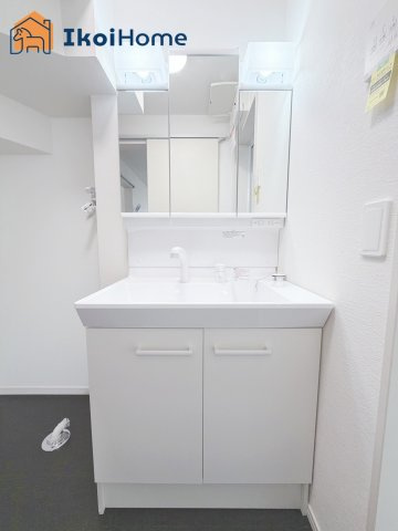 神戸市垂水区舞子台1期　新築戸建の洗面所|【ホームページに現地動画掲載中】●年中無休：当日予約可●洗面台はお化粧をする時に便利な３面鏡。