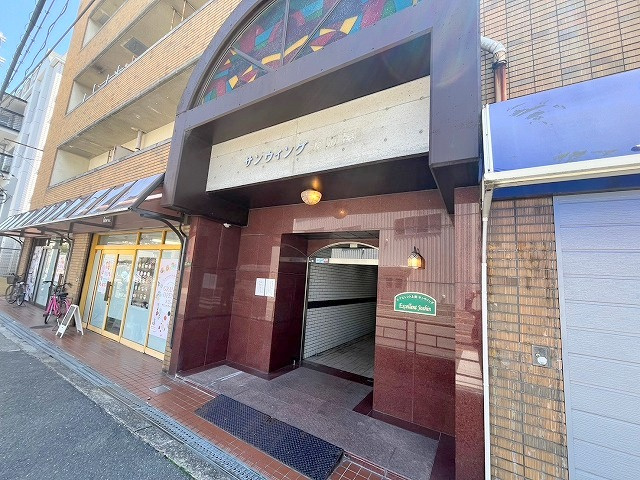 エクセレント上新サンウイングのエントランス