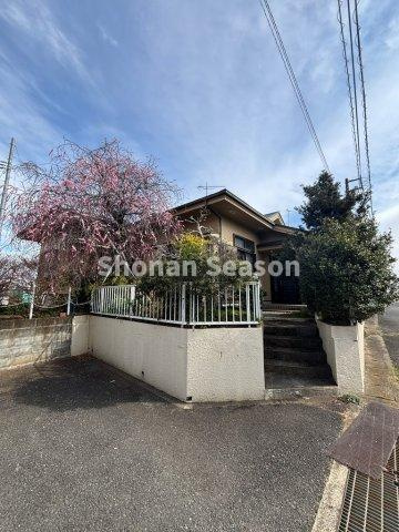 【外観】 | 伊勢原大山ICそばの自然を感じるこちらのお住まい♪
カースペースには２台駐車可能です！（車種による）