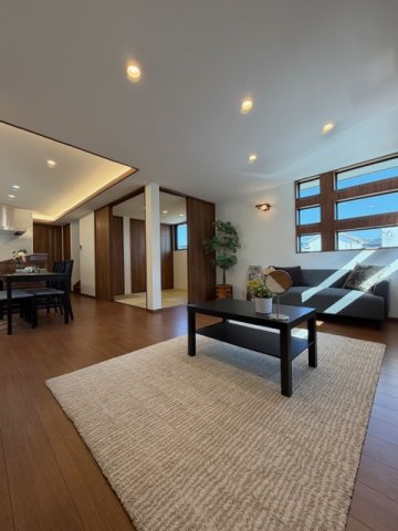 【居間・リビング】 | 橿原市今井町　新築　モデルハウス | 照明と木の温もりがやさしくくつろげるリビング(^^♪