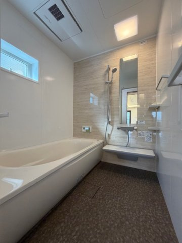 橿原市今井町　新築　モデルハウスの居間・リビング|滑りにくい、冷たくない、お掃除しやすい、『ほっカラリ床』のお風呂♪