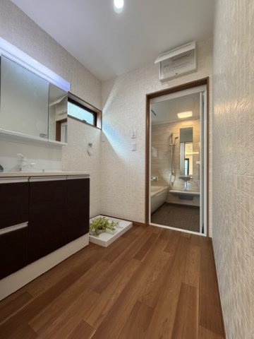 橿原市今井町　新築　モデルハウスの居間・リビング|広々洗面室(^^)/