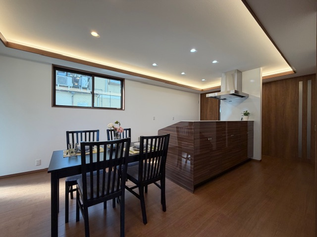 橿原市今井町　新築　モデルハウスの居間・リビング|木目調のカラーが優しい印象(^^)/