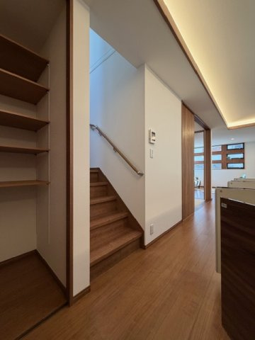 橿原市今井町　新築　モデルハウスの居間・リビング|収納豊富(^^)/