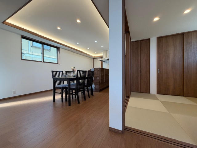 橿原市今井町　新築　モデルハウスの居間・リビング|和室で一休みしていただけます(^^)/