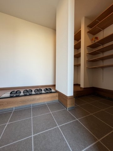 橿原市今井町　新築　モデルハウスの収納|広々シューズクローク♪　