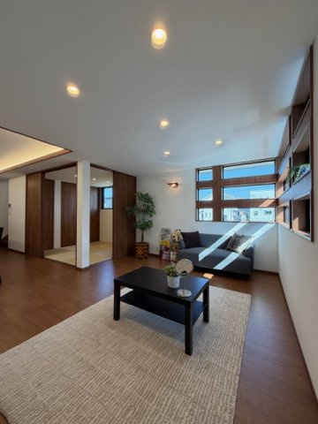 橿原市今井町　新築　モデルハウスの居間・リビング|お洒落な窓から自然光が差し込み明るく開放的(^^)/