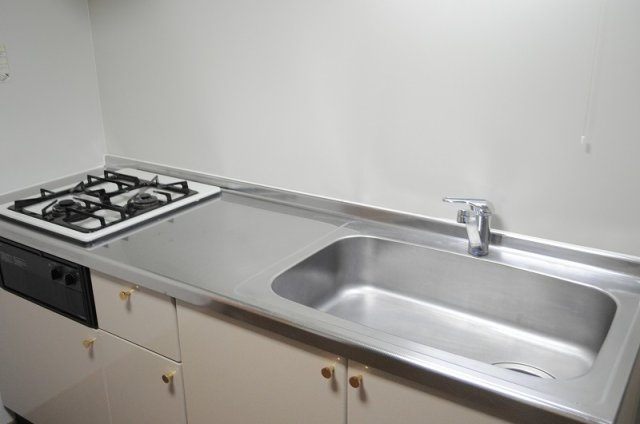レオパレス西宮北Ｂのキッチン|2口ガスコンロのワイドキッチン