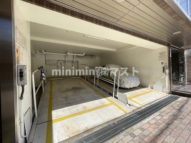 プレサンス難波ＷＥＳＴの駐車場