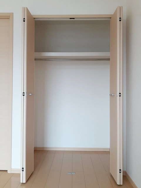 アーベンロートの収納|ポール付きで使い勝手の良いクローゼット♪