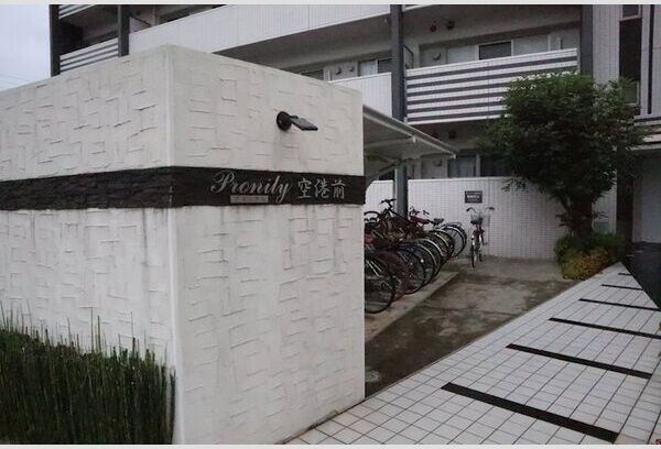 福岡市博多区空港前３丁目の賃貸マンションのエントランス