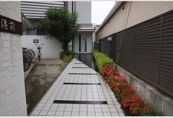 福岡市博多区空港前３丁目の賃貸マンションのロビー