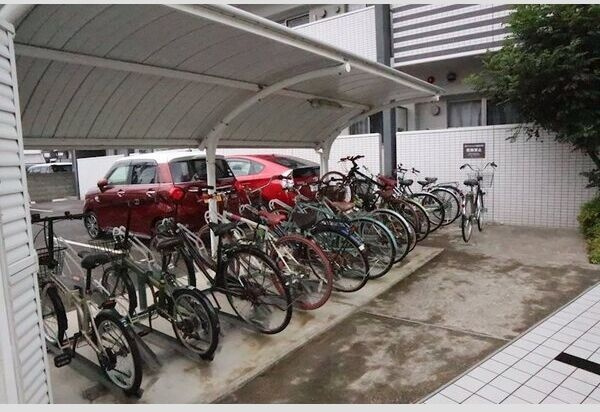福岡市博多区空港前３丁目の賃貸マンションの駐車場