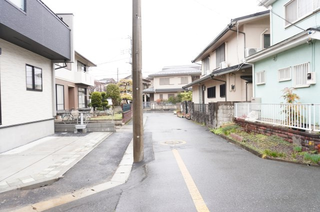 越谷市蒲生東町 新築分譲住宅の前面道路含む現地写真