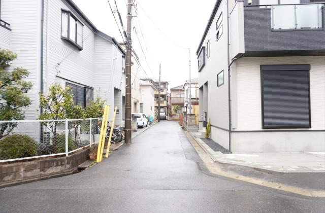 越谷市蒲生東町 新築分譲住宅の前面道路含む現地写真