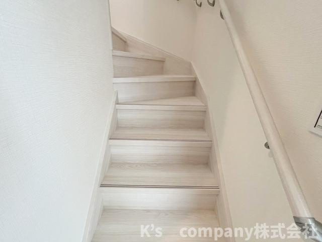 ◎茅ヶ崎市萩園　新築戸建　2号棟の内装|手すり付きの階段☆小さなお子様やご年配の方にも優しい仕様♪