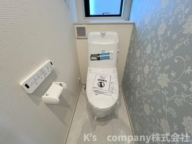 ◎茅ヶ崎市萩園　新築戸建　2号棟のトイレ|換気のしやすい窓付きのトイレ◇