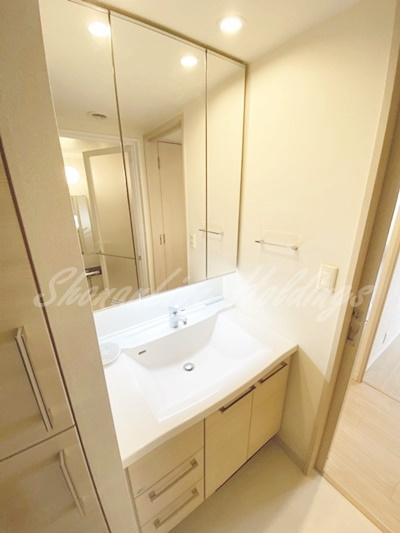 横浜市栄区笠間１丁目の賃貸マンションの洗面所|明るい洗面所です