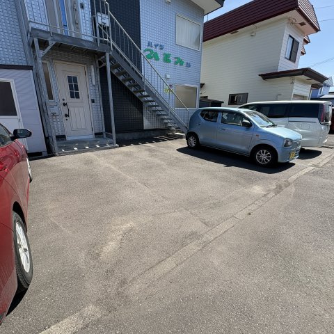 ハイツひとみ２５　の駐車場